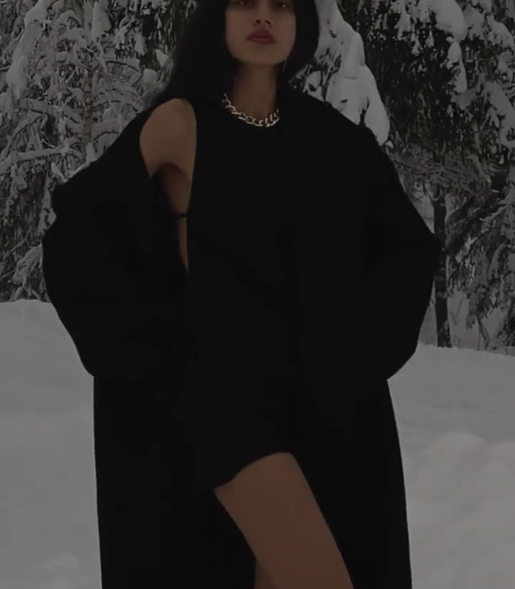 Маленькое черное платье на зиму, которое Наташа носит среди сугробов