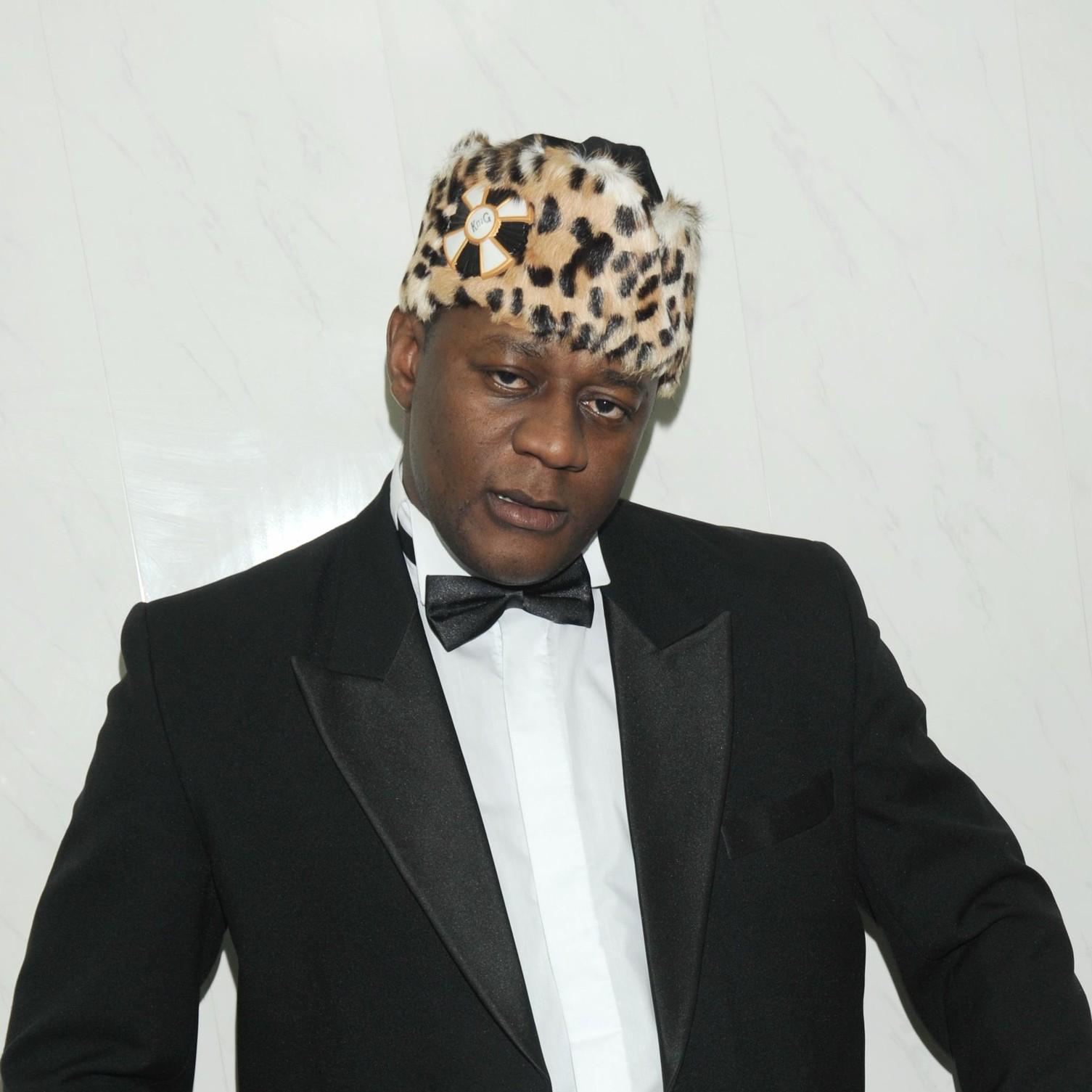 Сбежал с самолета, попал в изолятор в Мурманске и претендует на наследство: внебрачный сын Пьера Нарцисса досаждает его вдове