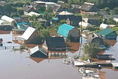 «Прорвало дамбу, мост разрушен»: паводок на Урале затапливает села