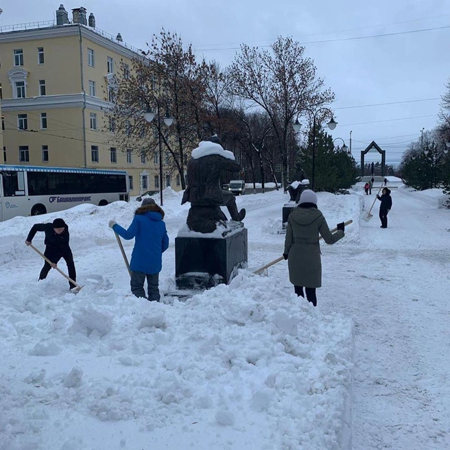 Мустафин запечатлел коллег за активной работой | Источник: instagram.com / ulfatmustafin