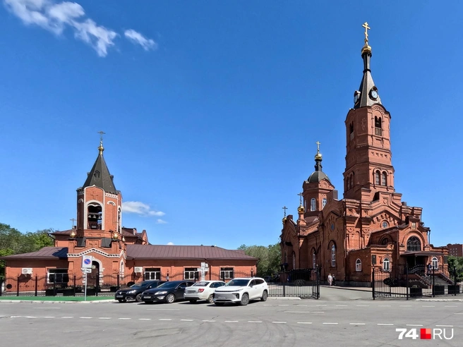 Храм Александра Невского в Кургане, как и в Челябинске, тоже из красного кирпича | Источник: Артем Краснов / 74.RU