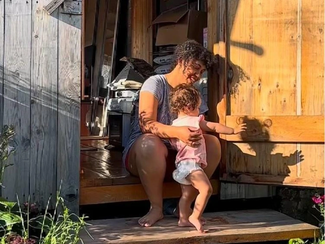 Блогер в родной деревне с дочерью | Источник: sizalta / Instagram (экстремистская организация, запрещена в РФ)