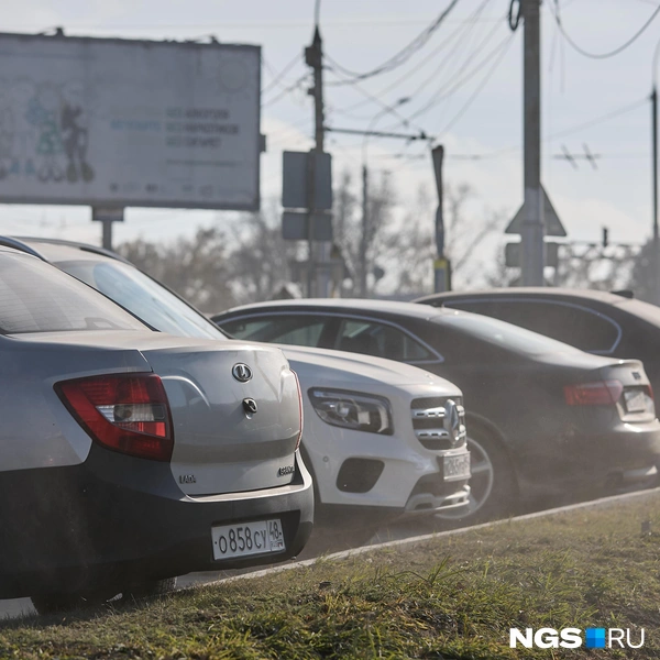 Выхлопные газы тоже влияют на качество воздуха | Источник: Александр Ощепков / NGS.RU