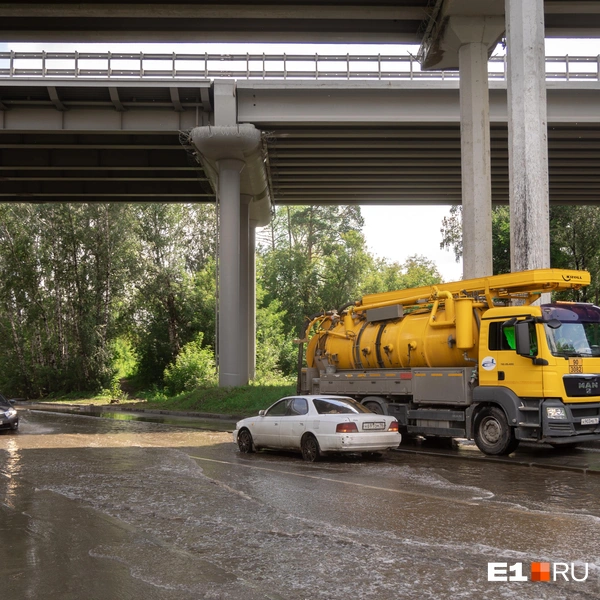 Воду из лужи уже несколько суток отсасывают с помощью четырех помп, но этого недостаточно | Источник: Владислав Лоншаков / E1.RU
