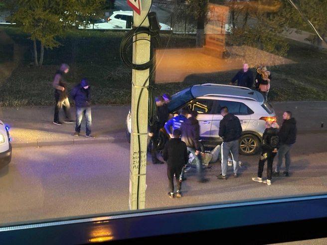 На месте дежурят сотрудники скорой помощи и полиции | Источник: очевидцы происшествия