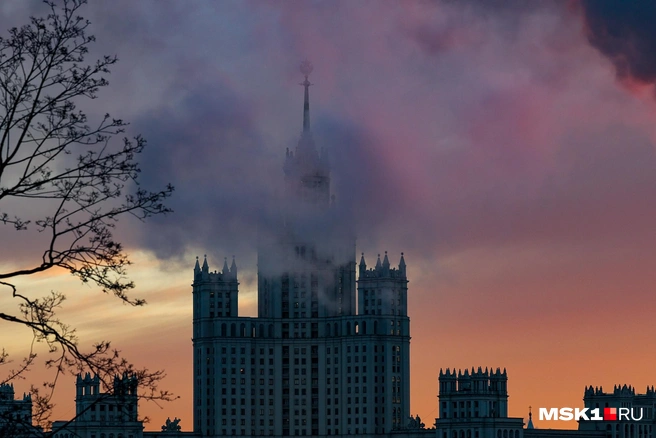 Город окутал мягкий розово-желтый рассвет | Источник: Артем Устюжанин / MSK1.RU 