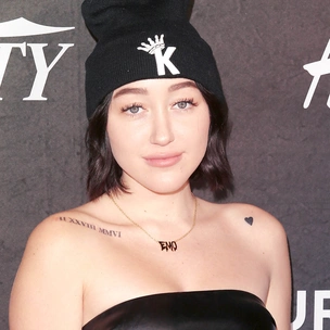 Ноа Сайрус рассказала о расставании с Lil Xan и выставила на продажу свои слезы