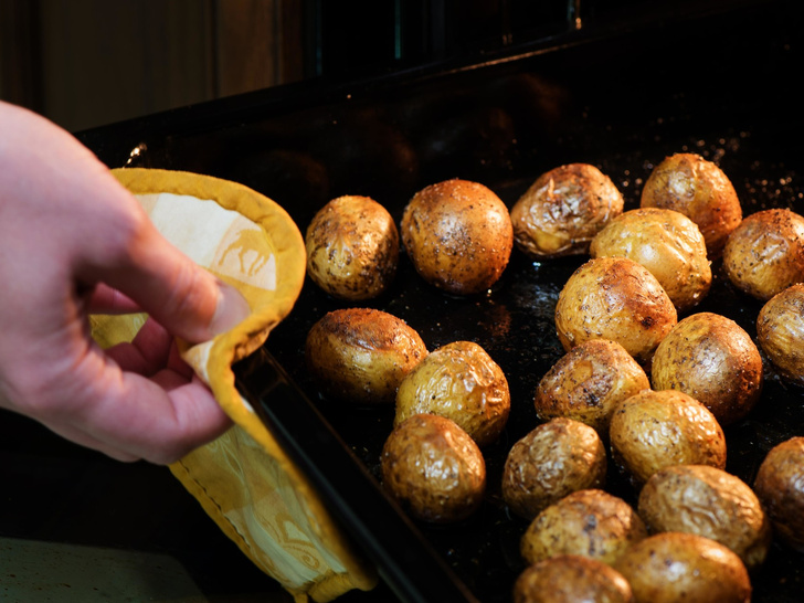 Ужин на выброс: 7 главных ошибок, которые вы допускаете при запекании картофеля