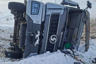 Грузовик с башкирскими номерами перевернулся под Гаем