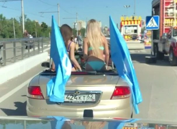Фото: полуголые девушки проехали в кабриолете по центру Рязани | ya62.ru