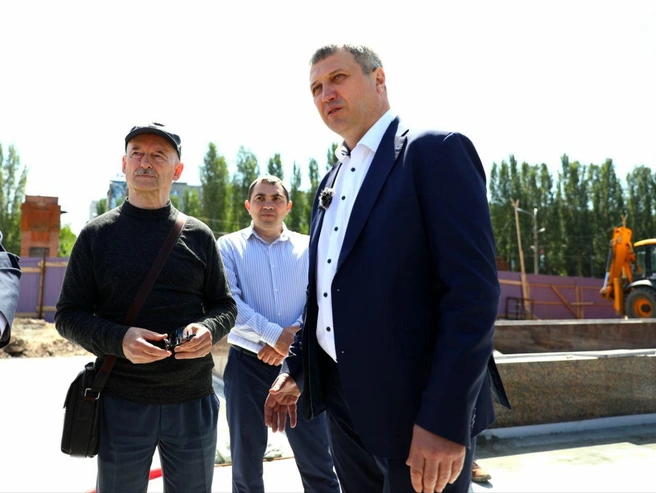«Перед подрядчиком стоит задача сделать надежный, но современный и высокотехнологичный фонтан. Времени достаточно, все работы должны быть завершены в августе»,&nbsp;— написал тогда Носков | Источник: Иван Носков 