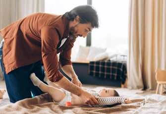 «Сидя дома с ребенком, чувствую себя одичавшим кухонным комбайном и устаю больше, чем жена на работе. Как женщины это выдерживают?»