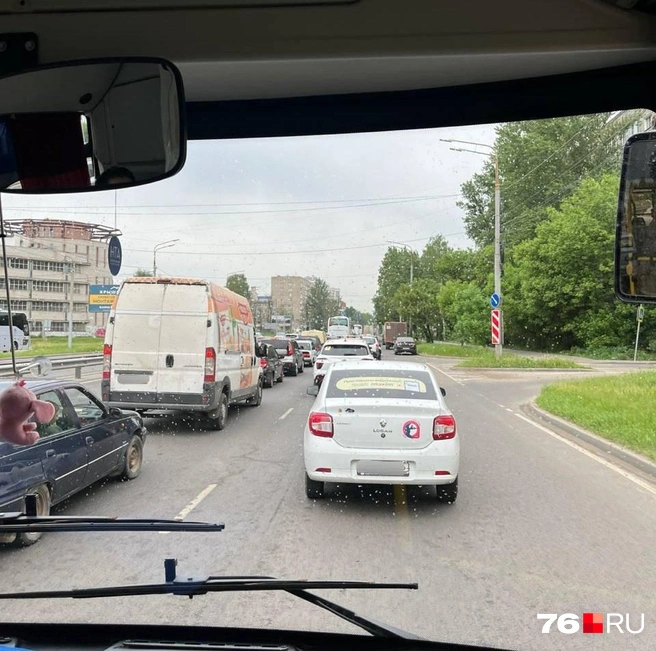 На Толбухинском мосту пробка с 10 утра  | Источник: читатель 76.RU