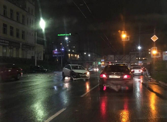 У «Барса на Московском» столкнулись две легковушки | ya62.ru