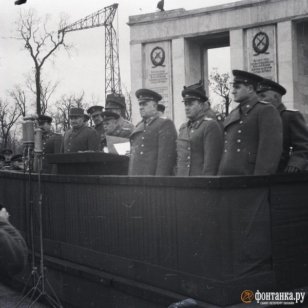 на трибуне&nbsp;— Маршал Советского Союза Жуков (в центре) | Источник: Архив семьи Панченко