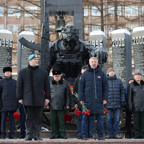 Возле «Черного тюльпана» в Екатеринбурге собрались люди с цветами. В чем причина? | Источник: Департамент информполитики Свердловской области