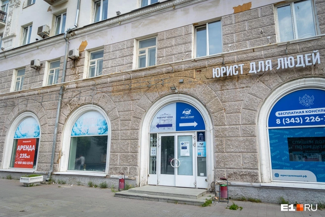 По четной стороне улицы Свердлова гораздо больше баннеров на окнах и гигантских вывесок | Источник: Владислав Лоншаков / E1.RU