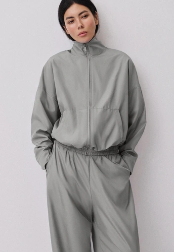 Единственный тренд, который мы забираем в новый сезон&nbsp;&mdash; воротник-стойка: 12 лучших моделей