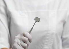 Лечили сразу 18 зубов: 3-летняя девочка умерла в стоматологии Казахстана, на скамье подсудимых анестезиолог из РФ