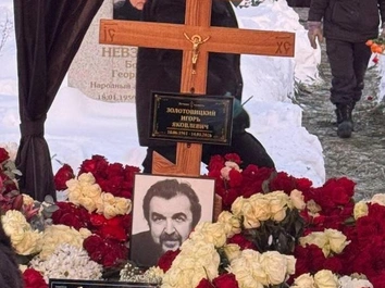 Розы всех цветов и великие артисты по соседству: Игоря Золотовицкого похоронили на Троекуровском кладбище в Москве