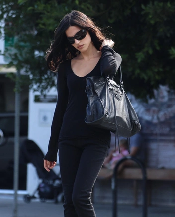 В тотальном черном: Габриетт показывает новый образ | marieclaire.ru