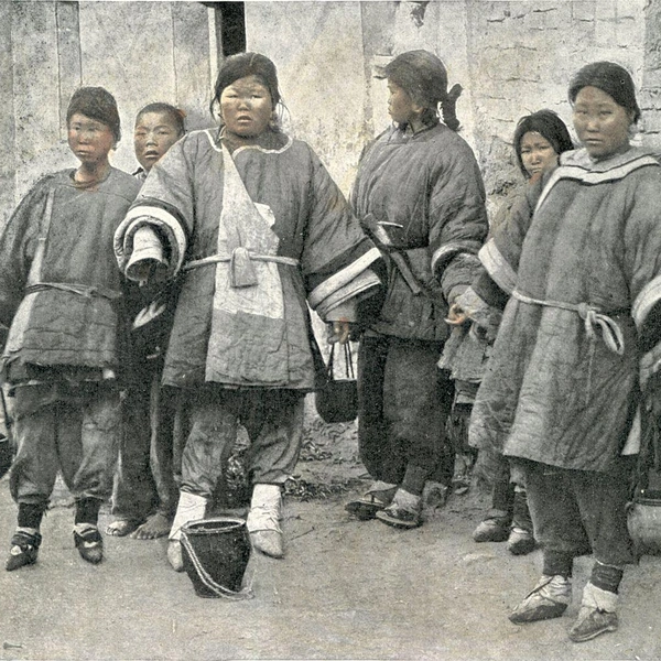 Группа женщин с деформированными стопами, Китай, 1910 | Источник: Friedenthal, Albert, Public domain, через Викисклад