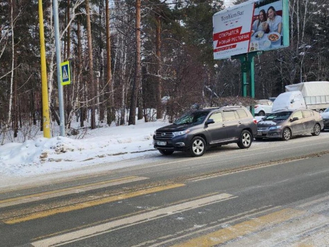 Парковка ближе пяти метров к пешеходному переходу запрещена. | Источник: читатель НГС