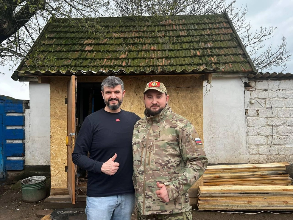 Дмитрий Хлестов с депутатом Мосгордумы Александром Лихановым в зоне СВО | Источник: Рядовой ЮГ Z / Telegram