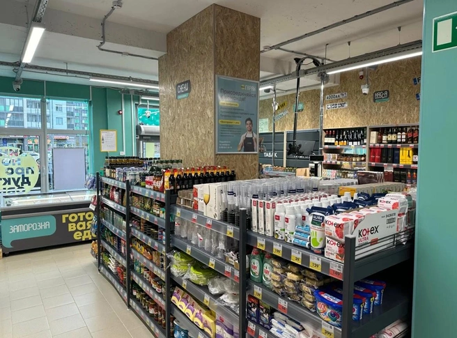 В магазинах «ВинГараж» продается отнюдь не только вино | Источник: Роман / «Яндекс Карты»