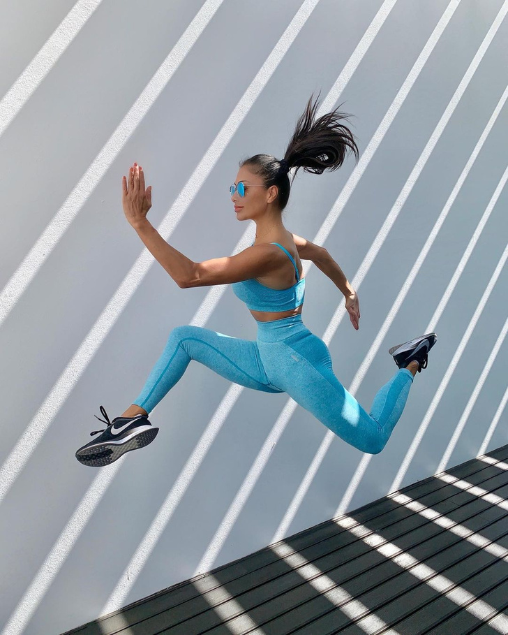 Шпагат в прыжке: Николь Шерзингер демонстрирует отличную физическую форму