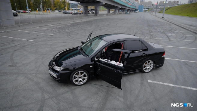 Алексею нравится рассказывать людям про свою машину и объяснять, как все устроено. Его даже останавлиют на дорогах те, кто понимают, что это за машина | Источник: Антон Дигаев / NGS.RU