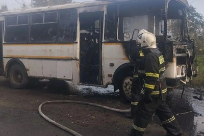 Опубликованы фото сгоревшего автобуса в Шахтёрске