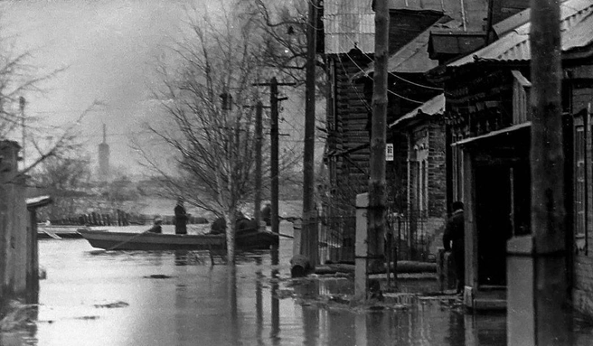 Еще одна фотография из 1970 года. Снимок сделан на улице Затинной во время весеннего разлива | Источник: Владимир Шириня / pastvu.com