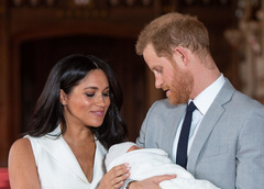 Вражде конец? Елизавета II поздравила сына Меган Маркл и принца Гарри с днем рождения