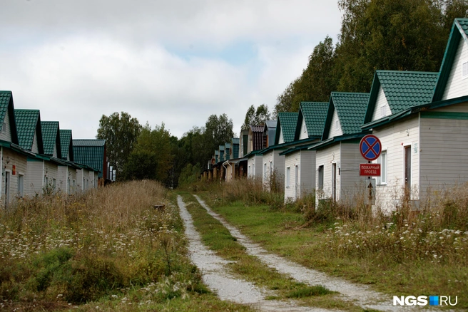 В Юрманку удобно ездить на выходные: здесь есть, где остановится, правда, условия здесь не лакшери, но чаще всего горнолыжникам и сноубордистам нужно просто место, где можно выспаться и просушить ботинки | Источник: Андрей Бортко / NGS.RU