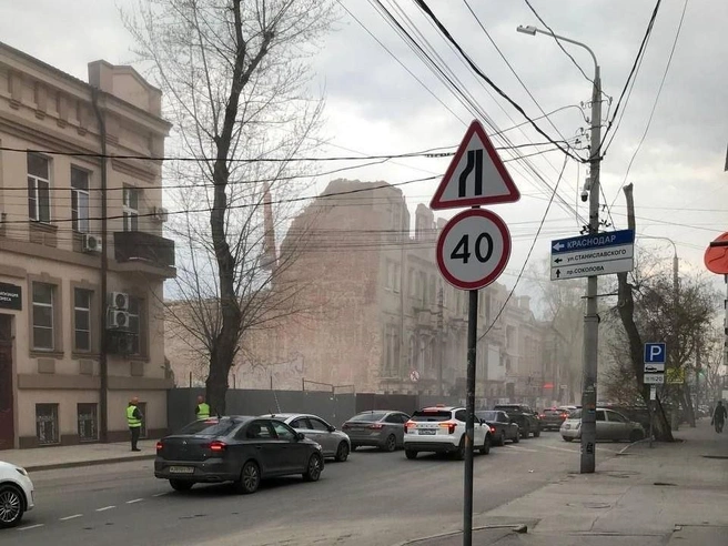 На фотографии, сделанной 3 апреля, видно, что третий этаж здания еще не был полностью разобран. | Источник: читатель 161.RU