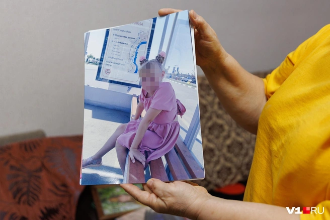 Бабушка и дедушка часто покупали Вике одежду и готовили угощения | Источник: Алексей Волхонский / V1.RU