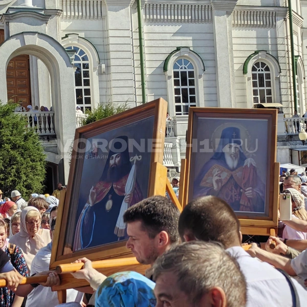 Иконы святителей Митрофана Воронежского и Тихона Задонского, в чью честь проводится крестный ход | Источник: Андрей Пашинский / Voronezh1.ru