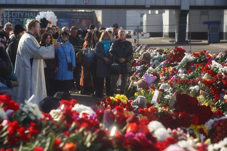 Москвичи съезжаются к стихийному мемориалу, звезды скорбят в соцсетях: 40 дней теракта в «Крокусе»