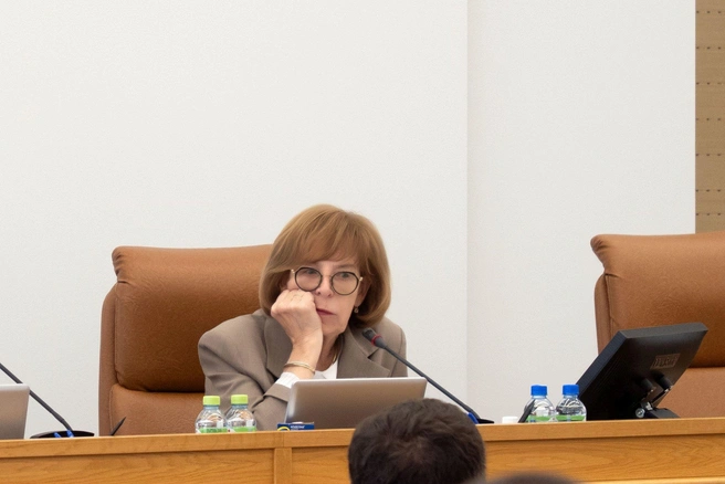 Наталия Фирюлина на сессии, где обсуждалась отставка Логинова | Источник: горсовет Красноярска / krasnoyarsk-gorsovet.ru