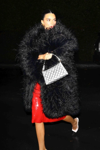 Легенда вернулась: Кендалл Дженнер одним ярким выходом меняет все модные правила | marieclaire.ru