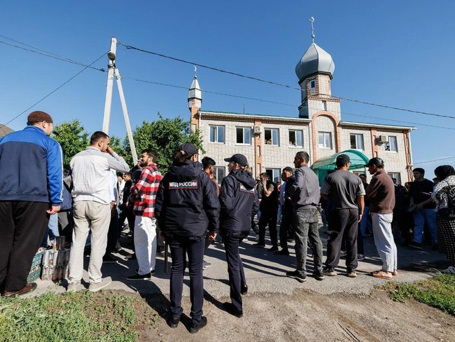 В толпе верующих мужчин можно было заметить и стоявших парами девушек в характерной одежде | Источник: Алексей Волхонский / V1.RU