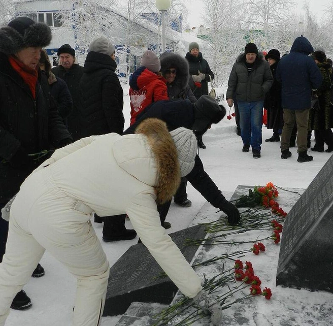 Каждый год 3 января люди несут цветы к монументу | Источник: Марина Зеленская 