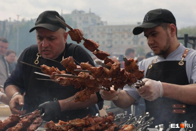 Теплые майские дни так и манят отведать сочного шашлыка! | Источник: Софья Радостина / E1.RU