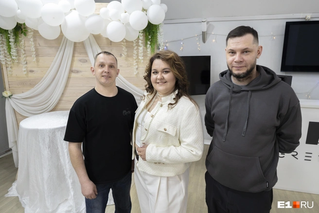 В работе и творчестве Виталию помогают товарищи&nbsp;— супруги Алена и Артем Литвиновы | Источник: Кирилл Кушнов / E1.RU