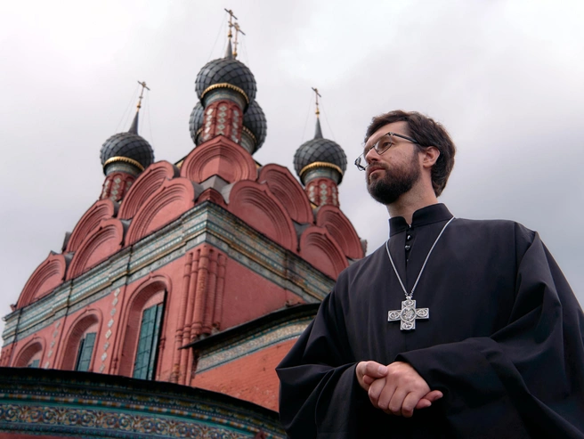 С 2011 года Александр Сатомский — настоятель храма Богоявления. На тот момент ему было 23 года | Источник: Евгений Кудрявцев / 76.RU 