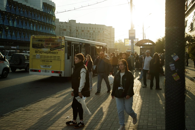 На площади Маркса автобусам и маршруткам приходится всё время объезжать друг друга  | Источник: Андрей Бортко / NGS.RU