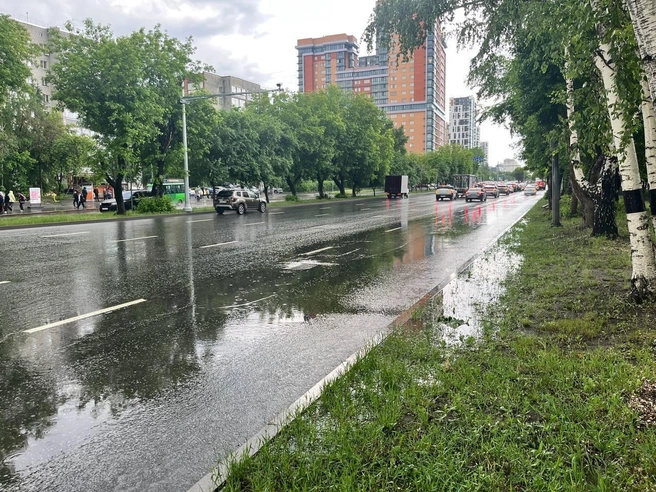 Автобусная полоса на Профсоюзной была ликвидирована, на ее месте теперь обычная разметка. | Источник: Анатолий Кузнецов / 72.RU