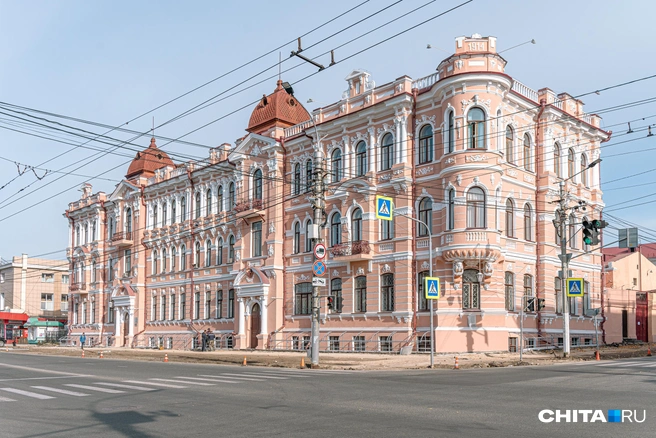 Деревьев перед старинным дворцом не осталось  | Источник: Олег Фёдоров / CHITA.RU