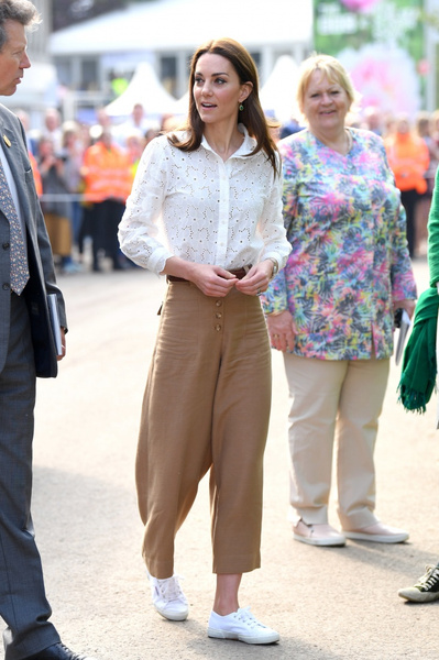 Даже в широких брюках Кейт Миддлтон выглядит худой как тростинка